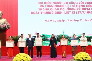 Phó Chủ tịch nước Võ Thị Ánh Xuân và Phó Thủ tướng Vũ Đức Đam trao Bằng Tổ quốc ghi công cho thân nhân các liệt sĩ.