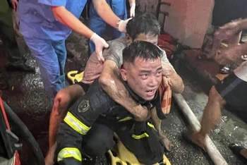 Cảnh sát phòng cháy chữa cháy và cứu nạn cứu hộ đưa người dân thoát khỏi đám cháy.