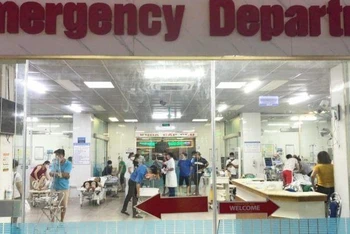 Các nạn nhân vụ ngạt khí độc được cấp cứu tại Bệnh viện đa khoa tỉnh Phú Thọ. (Ảnh: Ngọc Long).