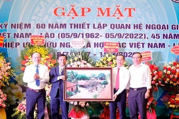 Đồng chí Chanthaphone Khammanichanh (thứ 2 từ trái sang) nhận quà lưu niệm của UBND tỉnh Bắc Giang tại buổi gặp mặt.
