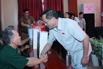 Đồng chí Trần Quang Phương thăm hỏi các thương binh tại Trung tâm điều dưỡng người có công tỉnh Bắc Giang.