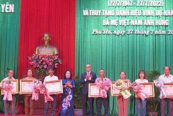 Truy tặng vinh dự Nhà nước Bà mẹ Việt Nam Anh hùng cho thân nhân 14 mẹ đã mất.
