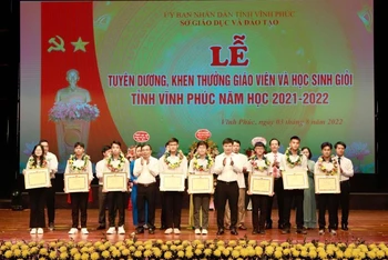 Lãnh đạo tỉnh Vĩnh Phúc tặng Bằng khen cho giáo viên, học sinh đoạt giải Nhất Kỳ thi học sinh giỏi quốc gia.