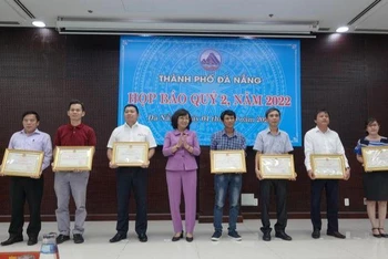 Đồng chí Ngô Thị kim Yến, Phó Chủ tịch UBND thành phố tặng Bằng khen cho Cơ quan Thường trực Báo Nhân Dân tại Đà Nẵng và các đơn vị về công tác phòng, chống dịch Covid-19.