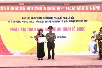 Trao Bằng khen của Bộ trưởng Công an tặng cán bộ, nhân dân Sín Thầu có thành tích xuất sắc trong xây dựng phong trào Toàn dân bảo vệ an ninh Tổ quốc.