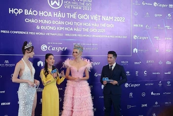 Đương kim Miss World 2021 - Karolina Biclawska trả lời phỏng vấn báo chí Việt Nam.