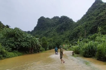 Nước tràn xóm Bong, xã Đồng Tâm, huyện Lạc Thủy, tỉnh Hòa Bình - nơi xảy ra sự việc.