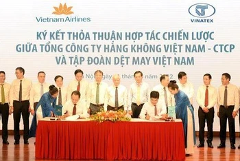 Lãnh đạo Vinatex và Vietnam Airlines ký thỏa thuận hợp tác.