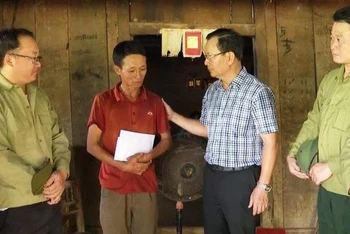 Đồng chí Hoàng Quốc Khánh, Phó Chủ tịch UBND tỉnh Lào Cai thăm hỏi, động viên gia đình người bị nạn vụ lật thuyền trên sông Chảy. (Ảnh: Tất Đạt)