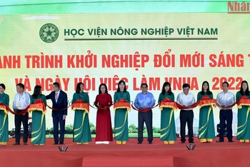 Thủ tướng Phạm Minh Chính cùng các đại biểu cắt băng khai mạc Ngày hội việc làm VNUA 2022. (Ảnh: Trần Hải)