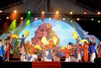 Tiết mục biểu diễn văn nghệ chào mừng Ngày hội Văn hóa, thể thao các dân tộc tỉnh Bình Thuận năm 2022.