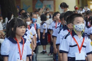 Học sinh Trường tiểu học Nguyễn Bình Khiêm, quận 1, Thành phố Hồ Chí Minh, tựu trường chuẩn bị năm học mới.