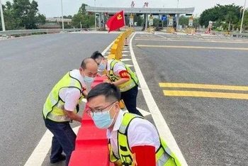 Lực lượng chức năng tỉnh Quảng Đông (Trung Quốc) kiểm tra đường bộ cao tốc, để ứng phó cơn bão Maon.