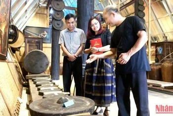 Ông Mẫn Phong Sơn giới thiệu về những bộ chiêng quý do mình sưu tầm được và đang trưng bày tại Bảo tàng Ama H’mai.