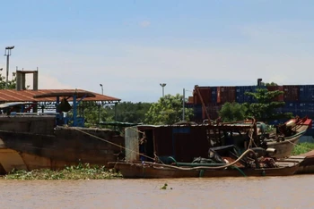 Thuyền khai thác cát trái phép trên sông Đồng Nai bị tạm giữ tại bến của Phòng Cảnh sát giao thông, Công an tỉnh Đồng Nai.