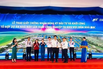 UBND tỉnh Quảng Ninh đã trao Giấy chứng nhận đăng ký đầu tư cho các dự án.