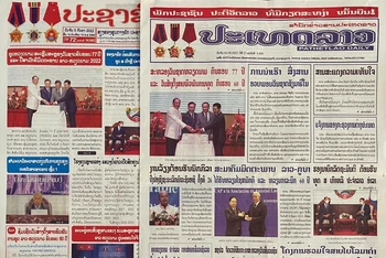 Các báo lớn của Lào số ra ngày 5/9 đưa tin đậm nét về mối quan hệ đặc biệt Lào-Việt Nam. (Ảnh: Lê Duy Toàn)