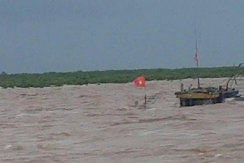 Khu vực tàu Hà An 01 bị chìm nằm gần phao số 0 luồng cảng Diêm Điền, huyện Thái Thụy, tỉnh Thái Bình. (Ảnh: Bộ Chỉ huy Bộ đội Biên phòng tỉnh Thái Bình cung cấp)