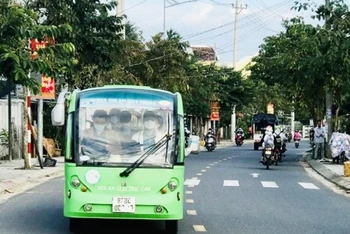 Xe điện phục vụ du khách tại thành phố Hội An.