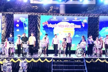 Các cơ quan, đơn vị, doanh nghiệp tỉnh Đắk Lắk tặng xe đạp cho các em có hoàn cảnh khó khăn tại Đêm hội Trăng Rằm năm 2022.