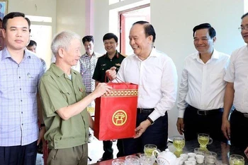 Chủ tịch Hội đồng nhân dân thành phố Hà Nội thăm, tặng quà gia đình thương binh dịp 27/7.