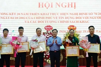 Đồng chí Mùa A Sơn, Phó Bí thư Thường trực Tỉnh ủy Điện Biên, trao Bằng khen của UBND tỉnh tặng các tập thể, cá nhân có thành tích xuất sắc trong triển khai chính sách tín dụng ưu đãi.