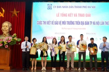 Nhóm tác giả của Tạp chí Kinh tế Môi trường đoạt giải Nhất cuộc thi.