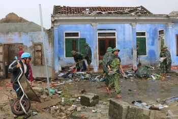 Gần 70 ngôi nhà ở Khánh Mỹ bị sập, hư hỏng.