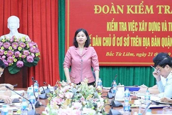 Phó Bí thư Thường trực Thành ủy Hà Nội Nguyễn Thị Tuyến kiểm tra việc xây dựng và thực hiện quy chế dân chủ ở cơ sở tại quận Bắc Từ Liêm.