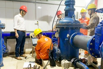 Công ty Thủy điện Quảng Trị lắp đặt thay thế bộ phận điều tốc máy phát điện.