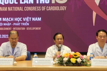 GS, TS Nguyễn Lân Việt, Phó Chủ tịch thường trực Hội tim mạch học Việt Nam phát biểu tại Đại hội.
