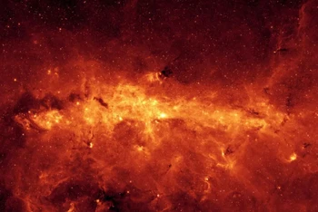 Hình ảnh qua kính viễn vọng không gian Spitzer về trung tâm Dải Ngân hà, nơi các hố đen cổ đại và các ngôi sao chết trú ngụ. (Nguồn: livescience.com)