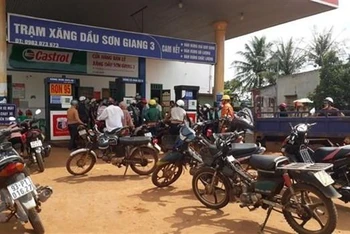 Trạm xăng dầu Sơn Giang 3 ở xã Đắk Ơ, huyện Bù Gia Mập, Bình Phước treo bảng "hết xăng". (Ảnh: TTXVN)