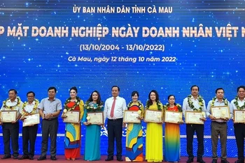 Lãnh đạo tỉnh Cà Mau tặng Bằng khen tuyên dương các doanh nhân tiêu biểu năm 2022.