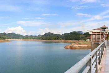 Hồ thủy điện Nước Trong bắt đầu vận hành điều tiết tăng lưu lượng xả để đón lũ.