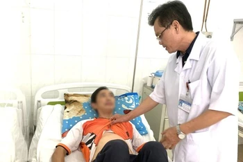Một bệnh nhân lớn tuổi nằm điều trị sốt xuất huyết tại Khoa Truyền nhiễm, Bệnh viện đa khoa vùng Tây Nguyên.