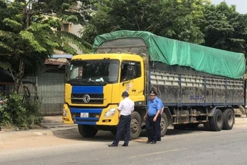 Thanh tra giao thông tỉnh Thái Nguyên xử lý ô-tô chở quá tải trọng, cơi nới thành thùng.