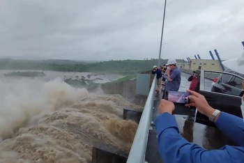 Hồ thủy điện Sông Ba Hạ đang vận hành điều tiết ứng phó mưa lũ, theo chỉ đạo của Ban Chỉ huy Phòng, chống thiên tai và Tìm kiếm cứu nạn của tỉnh Phú Yên.
