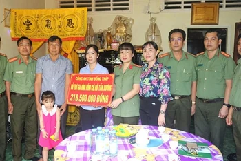 Công an tỉnh Đồng Tháp trao tiền ủng hộ cho gia đình đồng chí Hồ Tấn Dương, đã hy sinh trong khi đang trấn áp tội phạm.
