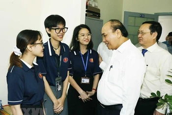 Chủ tịch nước Nguyễn Xuân Phúc thăm ký túc xá sinh viên tại Đại học Quốc gia Thành phố Hồ Chí Minh. (Ảnh: Thống Nhất/TTXVN)