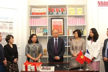 Đại sứ Việt Nam tại Pháp Đinh Toàn Thắng phát biểu tại lễ trao tặng sách.