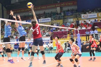 Trận tranh tài sôi nổi giữa đội Kinh Bắc-Bắc Ninh (áo đỏ) và đội Vietinbank (áo xanh).
