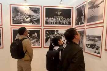 Công chúng tham quan triển lãm ảnh về chiến thắng Hà Nội-Điện Biên Phủ trên không.