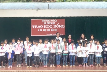 Trao học bổng “Vì em vượt khó hiếu học” cho 70 học sinh bán trú.