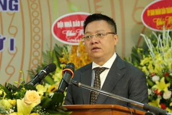 Đồng chí Lê Quốc Minh, Ủy viên Trung ương Đảng, Tổng Biên tập Báo Nhân Dân, Phó Trưởng Ban Tuyên giáo Trung ương, Chủ tịch Hội Nhà báo Việt Nam, phát biểu ý kiến tại buổi lễ.