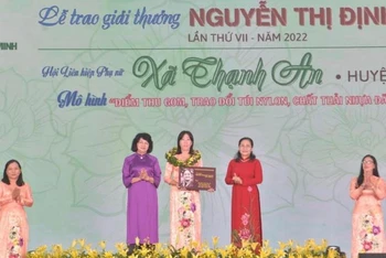 Trao Giải thưởng Nguyễn Thị Định 2022 cho các tập thể, cá nhân đạt thành tích nổi bật.