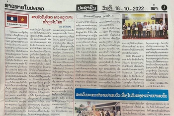 Tờ Pasaxon, báo của Đảng Nhân dân Cách mạng Lào số ra ngày 18/10 đăng bài ca ngợi mối quan hệ Lào-Việt Nam là duy nhất trên thế giới. (Ảnh: Trịnh Dũng)