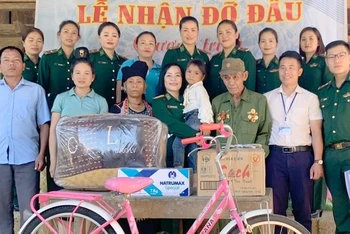 Hội Phụ nữ Bộ đội Biên phòng Sơn La và xã Mường Lạn trao quà cho gia đình và cháu Lò Thị Ngọc Châu.