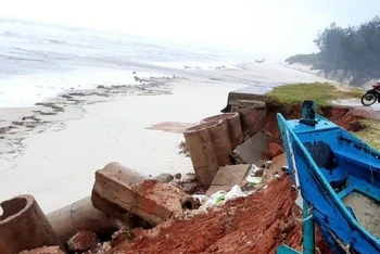 Bờ kè biển thôn Thượng Hải, xã Ngư Thủy, huyện Lệ Thủy bị sóng biển làm sập.
