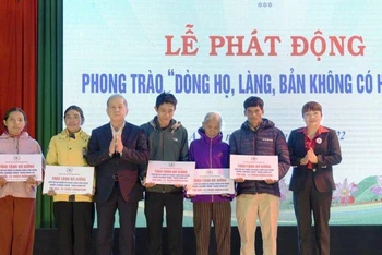 Phó Bí thư Thường trực Tỉnh ủy Phan Ngọc Thọ cùng Hội Chữ Thập đỏ tỉnh trao tượng trưng 5 con bò giống cho 5 hộ nghèo tại huyện A Lưới.